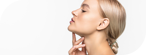 Perfil de rosto feminino em destaque após harmonização orofacial